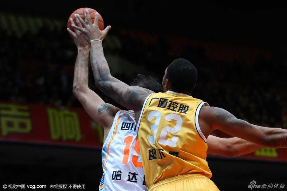 场边的广厦主帅李春江情绪激动，他一手叉腰，另一只手不停地指向场内，眉头紧锁，正在大声地向裁判表达着自己对于这次判罚的不同看法。