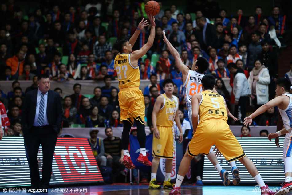 四川队外援邓特蒙在进攻端展现出强烈的攻击欲望，他持球强行突破到篮下，面对广厦队的重重包围，用一记势大力沉的单臂暴扣震撼全场。
