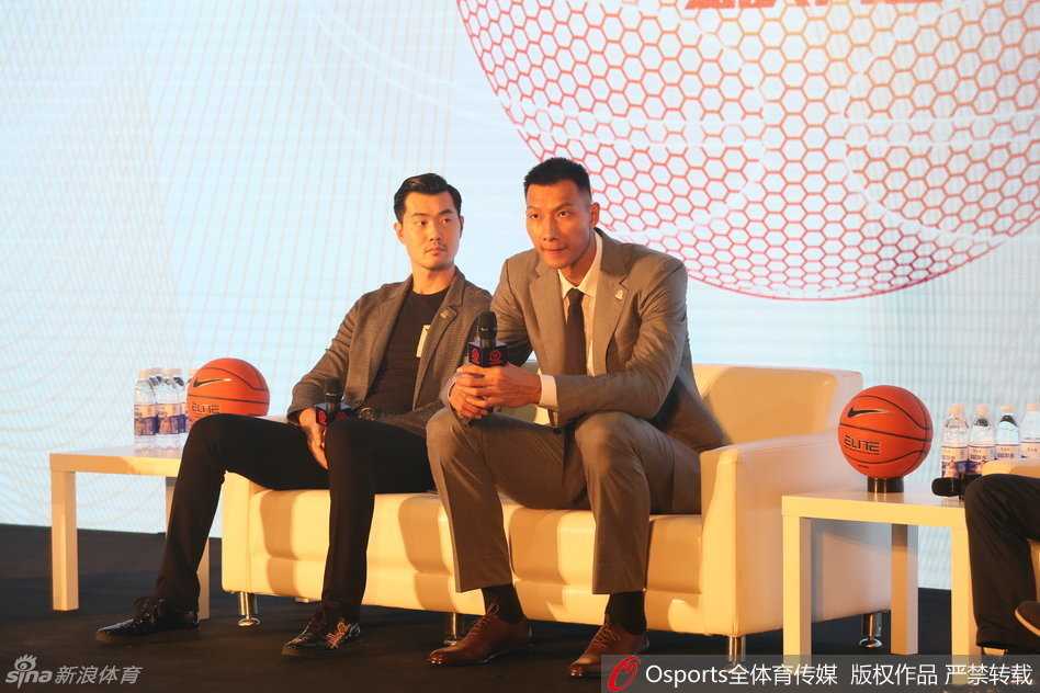 哥俩西装革履亮相深圳,易建联赴美前携王仕鹏详解篮球创业梦 易建联与王仕鹏哥俩身着笔挺西装,在发布会后台并肩而立,阿联标志性的沉稳微笑与大鹏的自信神态,仿佛让人看到了广东王朝昔日的辉煌背影。