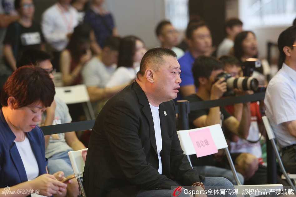 哥俩西装革履亮相深圳,易建联赴美前携王仕鹏详解篮球创业梦 坐在台下的易建联被台上老友的发言所感染,情不自禁地用力鼓掌,眼神中既有对兄弟的欣赏,也有对未来并肩前行的无限憧憬。