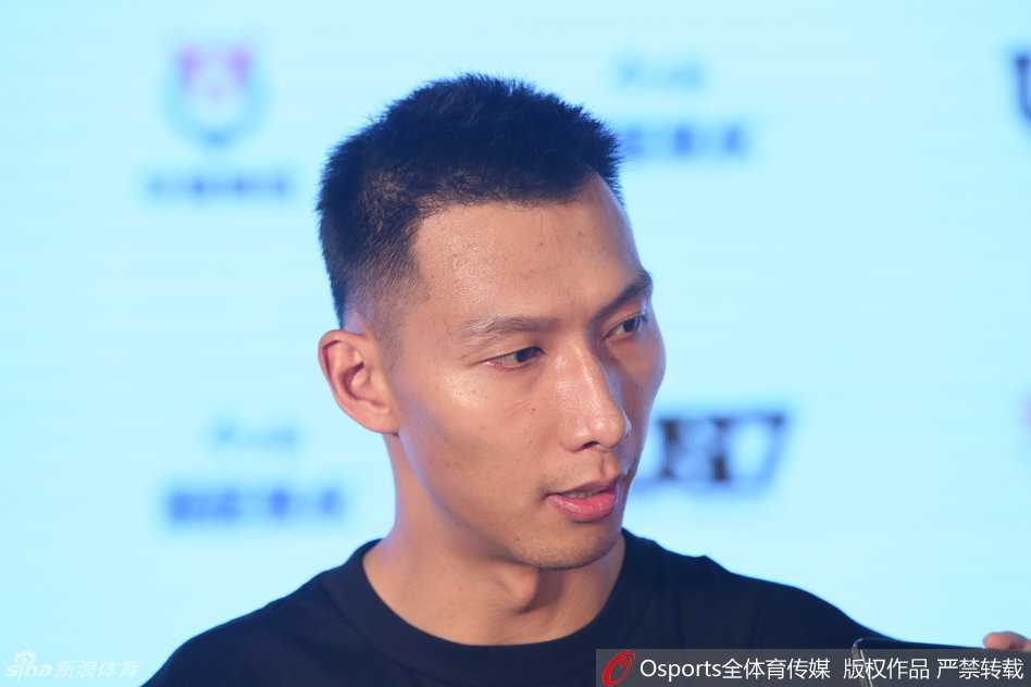 哥俩西装革履亮相深圳,易建联赴美前携王仕鹏详解篮球创业梦 前广东宏远总经理刘宏疆亲自到场捧场,面带微笑与身旁友人交谈,作为创业伙伴,他用实际行动支持着易建联和王仕鹏的新事业。