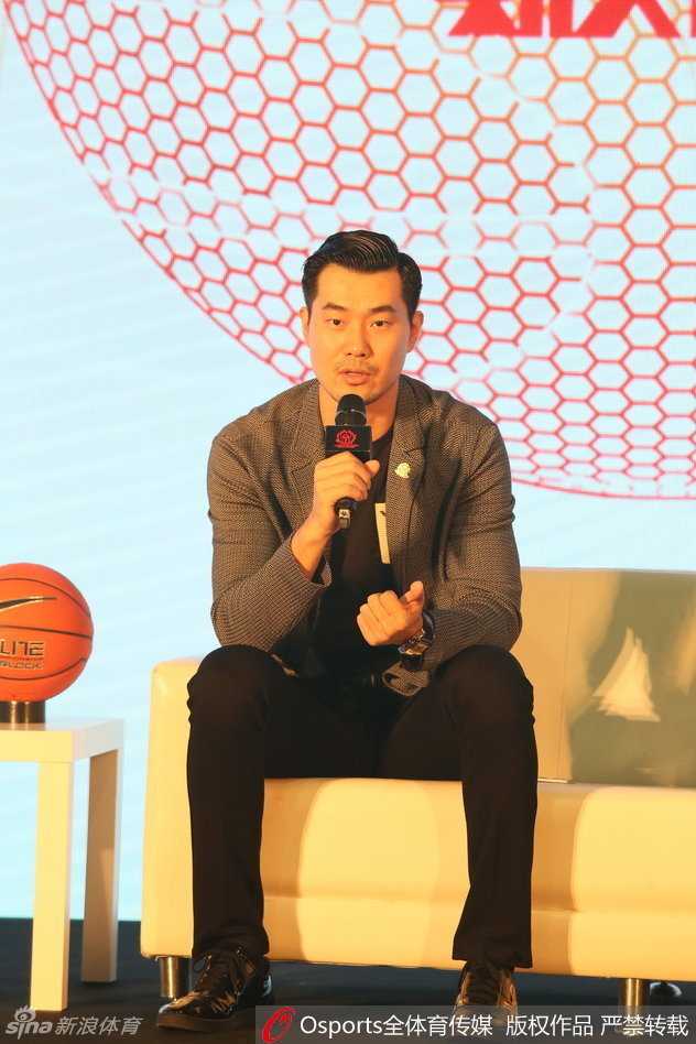 哥俩西装革履亮相深圳,易建联赴美前携王仕鹏详解篮球创业梦 王仕鹏在台上手拿麦克风侃侃而谈,身为壹球合伙人兼教练的他,正细致地向来宾阐述退役后的篮球商业蓝图。