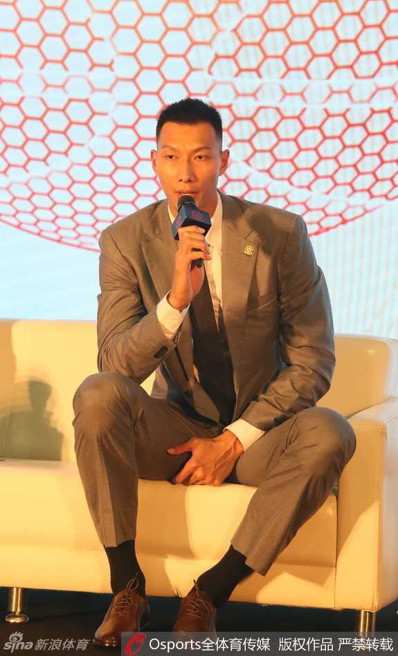 哥俩西装革履亮相深圳,易建联赴美前携王仕鹏详解篮球创业梦 阿联在发布会上面带微笑回答记者提问,帅气造型显得从容不迫,眼神中透露出对于即将到来的NBA挑战的期待与自信。