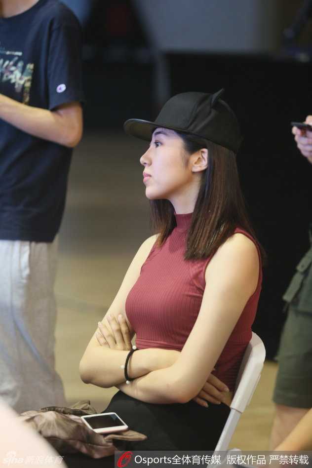 哥俩西装革履亮相深圳,易建联赴美前携王仕鹏详解篮球创业梦 王仕鹏爱妻李跑在台下专注观礼,一头秀丽长发和精致面容十分抢镜,她温柔的目光始终追随着台上的丈夫。