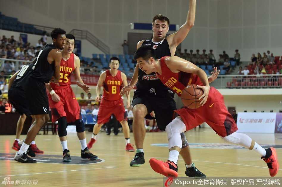 方硕犹如一把尖刀撕裂对手防线，他犀利的突破让立陶宛队的内线顿时风声鹤唳