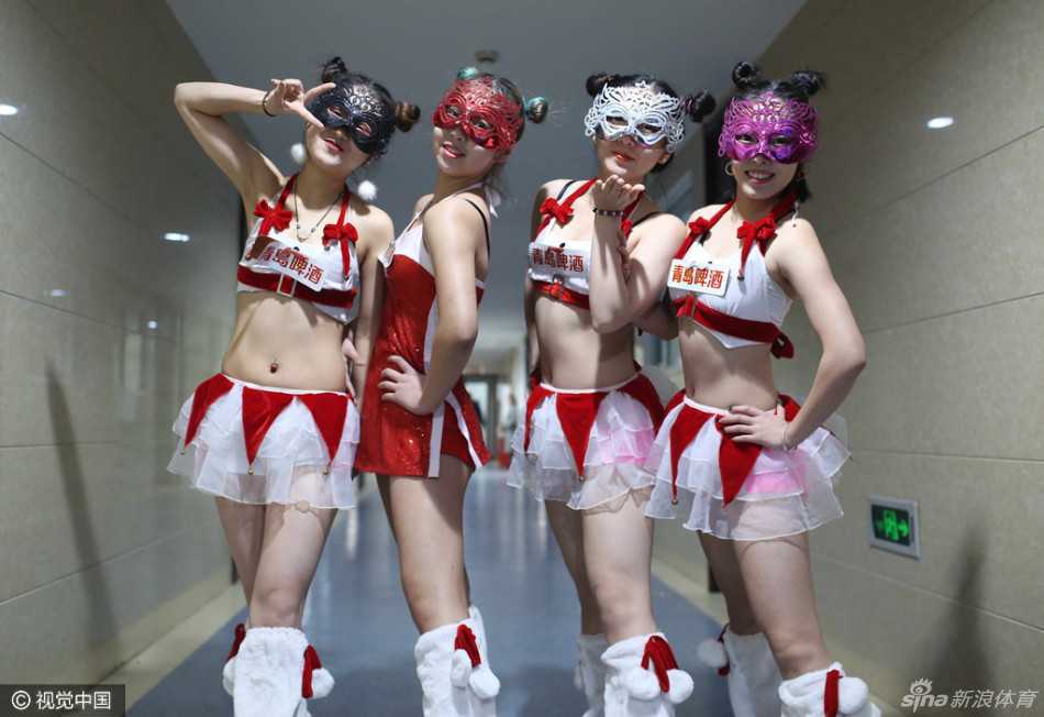 宝贝红色诱惑低身热舞，蓄势待发，眼神撩人