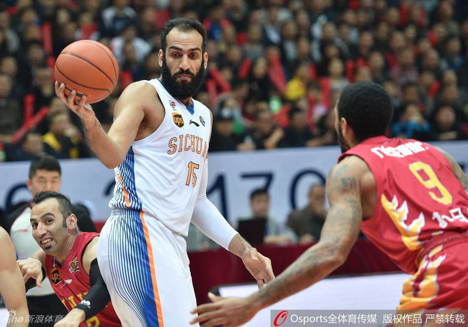 四川品胜主场大胜吉林 哈达迪内线称雄邓华德暴怒离场 亚洲第一中锋哈达迪在吉林队三人包夹之下,依然高举高打,凭借柔和的手感将球送入篮筐,彰显内线绝对统治力。