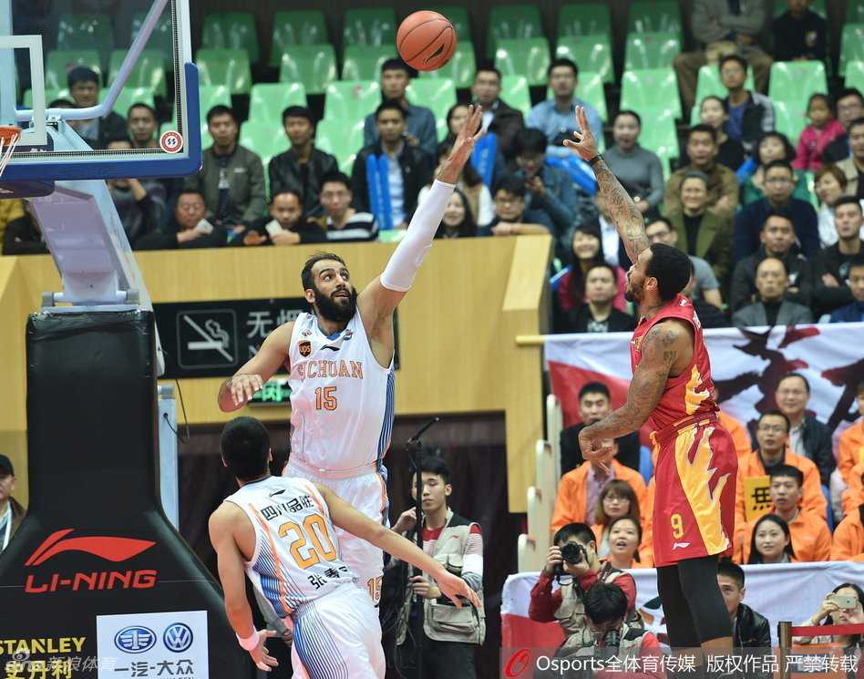 四川品胜主场大胜吉林 哈达迪内线称雄邓华德暴怒离场 四川队防守悍将飞身跃起,如同铜墙铁壁般奋力封堵吉林外援的突破路线,瞬间点燃主场球迷热情。