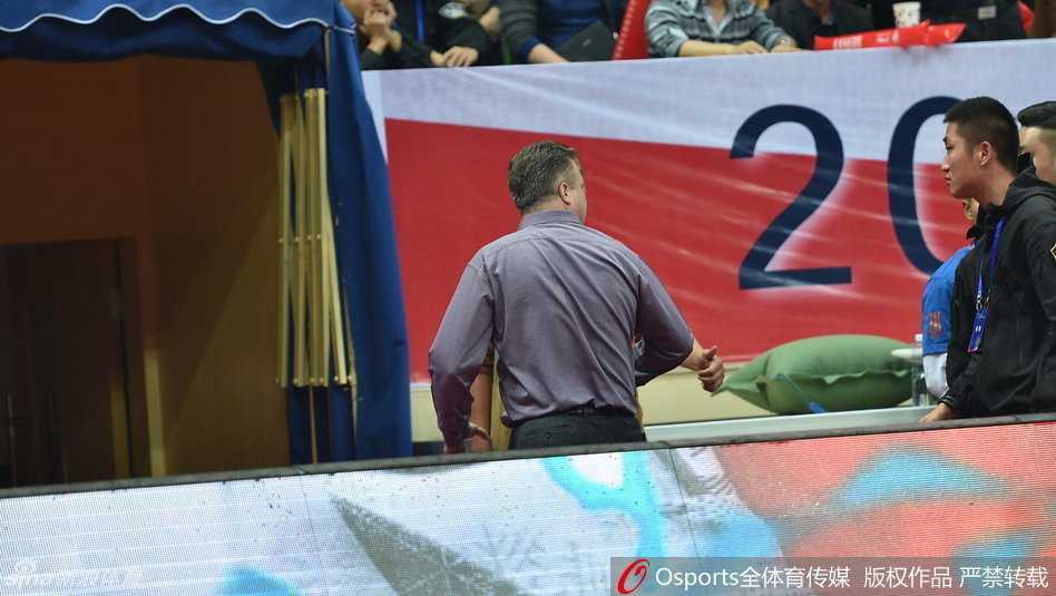 四川品胜主场大胜吉林 哈达迪内线称雄邓华德暴怒离场 吉林主帅邓华德因不满裁判吹罚,在场边青筋暴起、怒目圆睁,手指技术台激烈抗议,最终连吃技犯被驱逐离场。