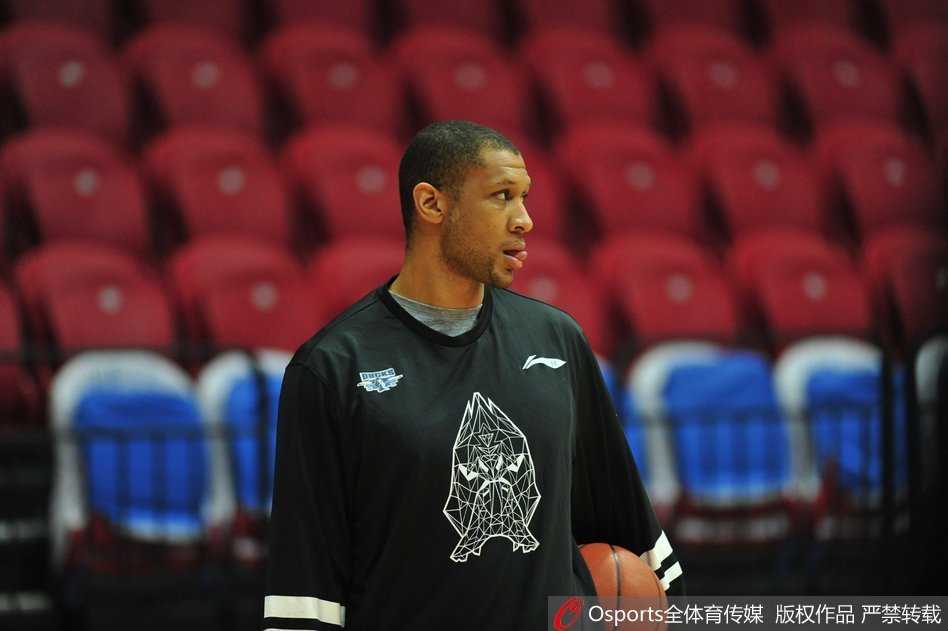 寂静的球馆里，马布里独自在场边拉伸，眼神穿透镜头望向远方，仿佛在凝视着即将到来的乌鲁木齐恶战，周身散发出一种孤胆英雄的决绝气场。