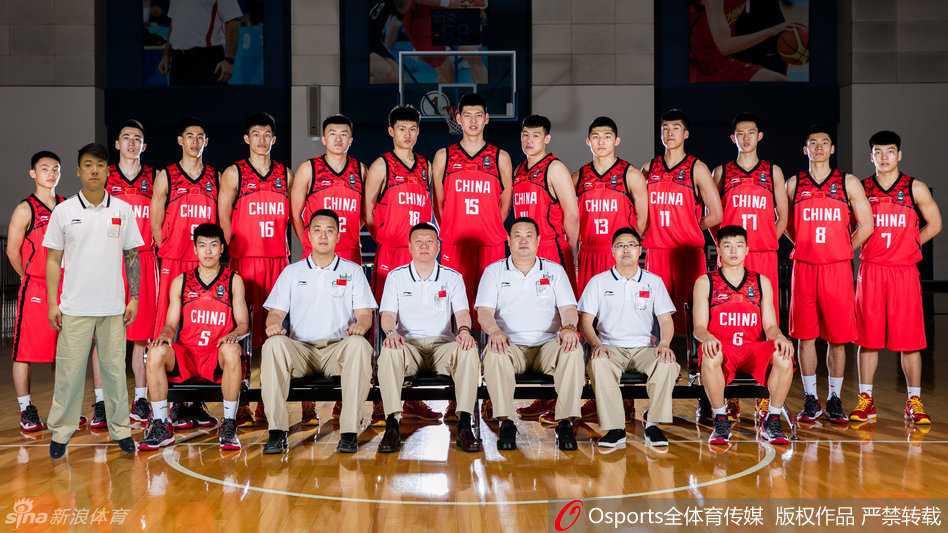 国青男篮全队出征前合影，年轻的脸庞上写满了对世青赛舞台的渴望与坚定。