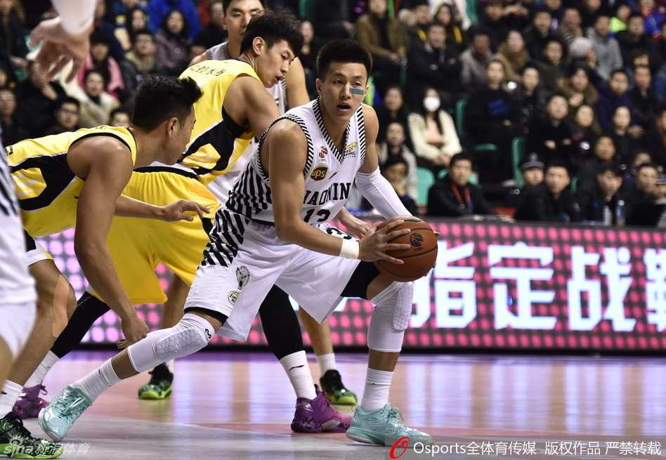 哈德森突入禁区，面对防守人跃起抛投，动作舒展