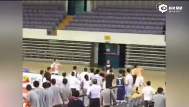 比赛刚刚结束，场上气氛便已剑拔弩张，一名身着便衣的工作人员情绪失控，从场边直冲向毫无防备的主裁判李学军，瞬间点燃了冲突的导火索。