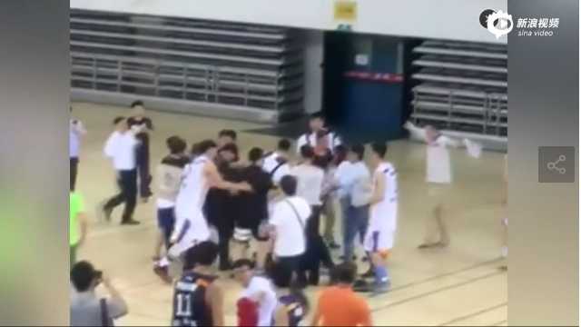 身穿白色上衣的裁判在混乱中显得孤立无援，他刚刚遭受了重击，脸上写满了痛苦与无奈，而施暴者似乎并未立即停手，场面令人揪心。