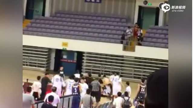 身穿16号球衣的球员王慧明彻底失去理智，他攥紧拳头，用尽全身力气挥向手无寸铁的主裁判，这一拳不仅击倒了裁判，更击碎了赛场的秩序与尊严。