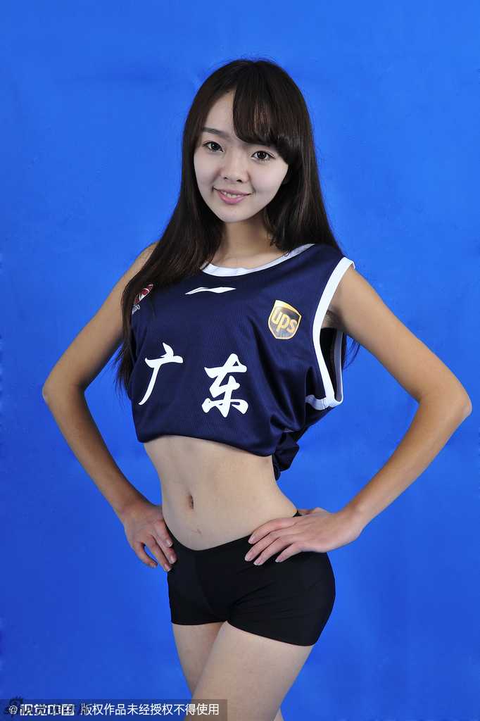 一位身材性感的宏远美女球迷在看台上大秀好身材，她高举着支持球队的标语，灿烂的笑容如同冬日暖阳，与球场上的激烈对抗相映成趣。