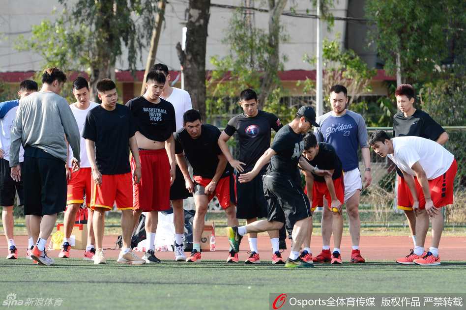 体能训练课后，气喘吁吁的李根与翟晓川并肩坐在场边，相视一笑，虽疲惫不堪，但兄弟般的战友情谊却在无声中流淌。