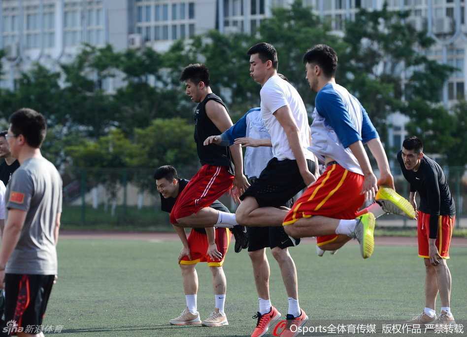 训练场上，内线悍将陶汉林和李晓旭进行着激烈的卡位对抗，肌肉碰撞声与球鞋摩擦声交织，诠释着训练的硬核本色。