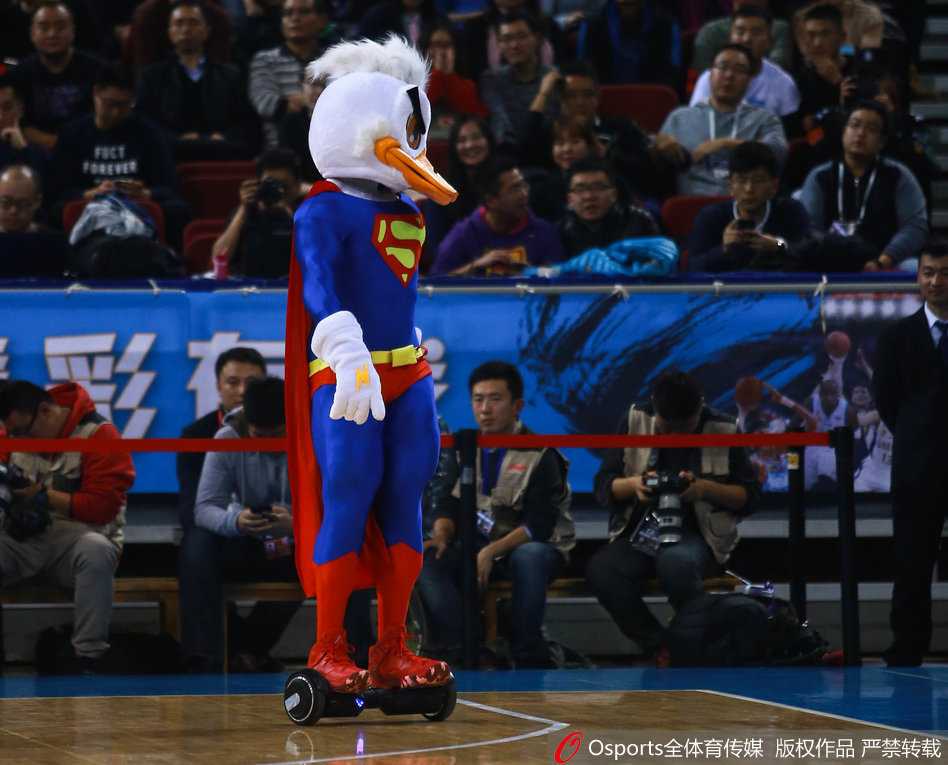 霹雳鸭身穿红白相间的球衣，在五棵松体育馆中央弯下肥嘟嘟的身子，双手解开硕大的吉祥物球鞋，神态惟妙惟肖地模仿着阿联当时的动作。