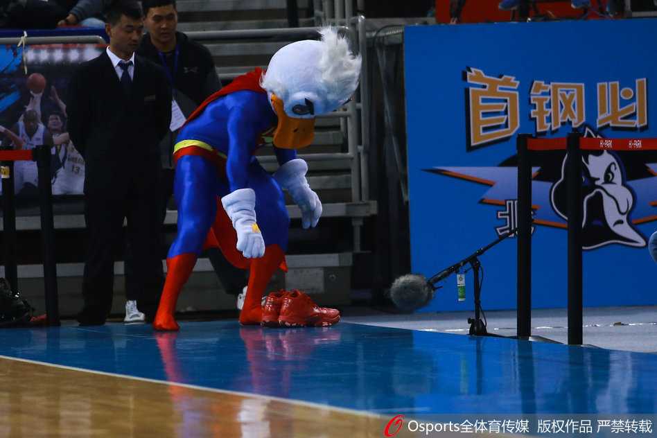 在完成一系列搞怪动作后，霹雳鸭头也不回地大步流星走向场边，留下身后一脸错愕的啦啦队队员和那两只孤零零躺在球场上的道具鞋。