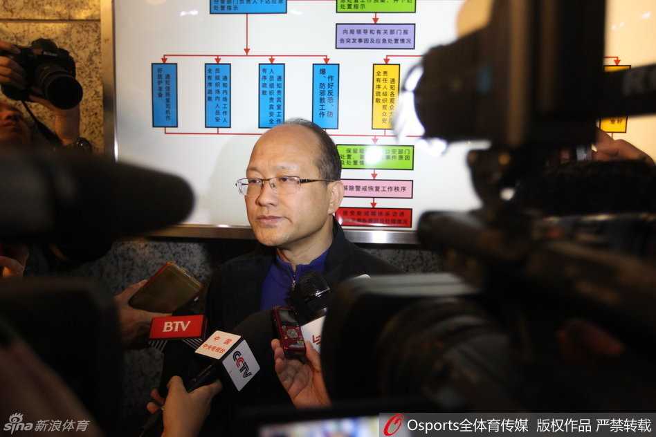 张雄在采访中举起手强调篮协的处理原则，表示处罚决定严格依据联赛手册和安保责任认定，态度坚决。