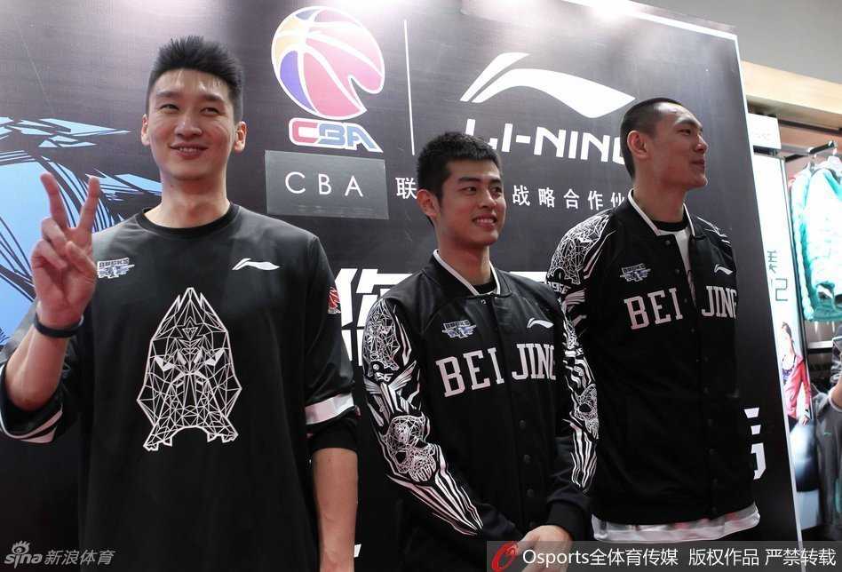 孙悦方硕朱彦西突然从幕后跳出，与球迷完成惊喜大合影的瞬间