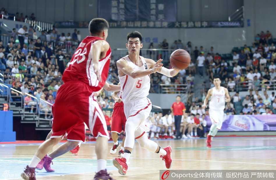 刘志轩在外线持球，眼神坚定地观察着队友的跑位，朝鲜队的防守球员被他灵动的步伐晃开一个身位，他正准备将球传给内切而上的胡金秋。