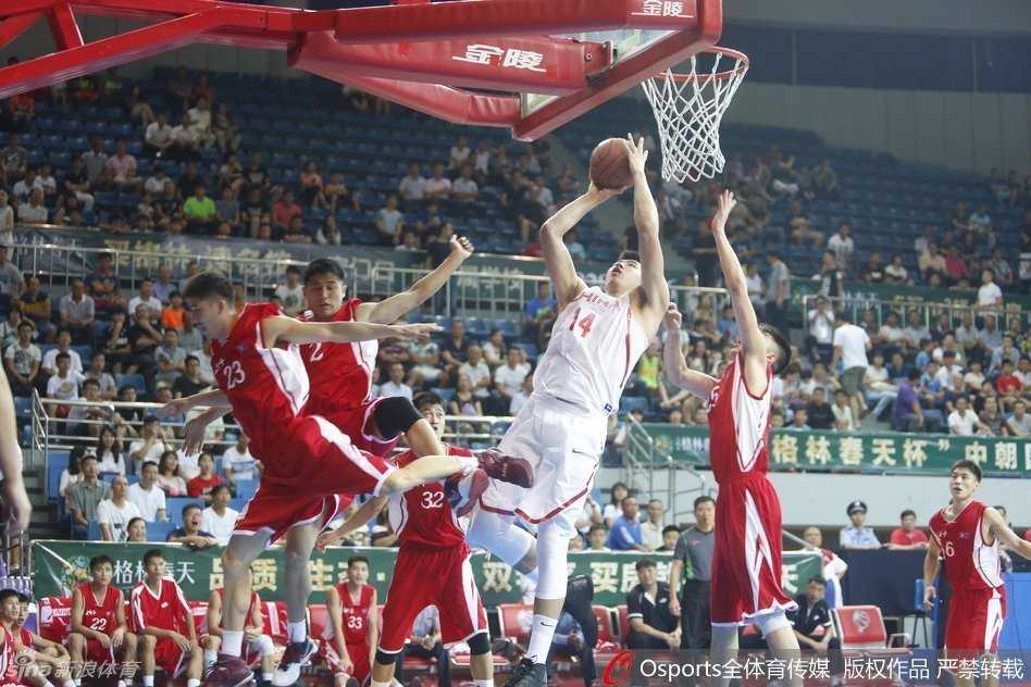 面对朝鲜队员的严密防守，陶汉林如同一座移动的高塔，在禁区深处强硬卡位，高举双臂向队友示意，眼神中充满了对篮板的渴望。