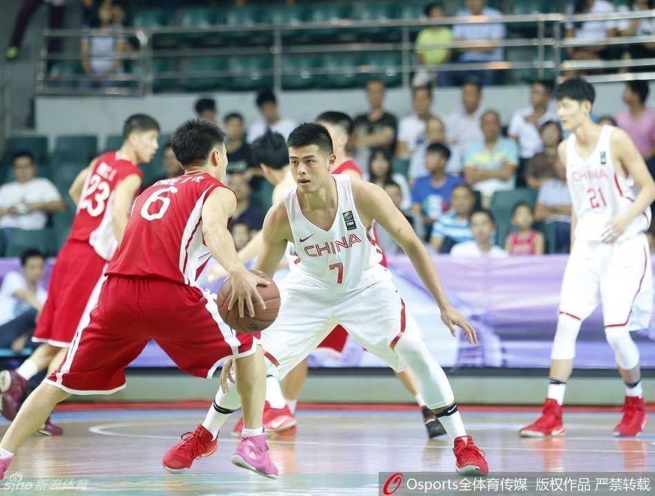 胡金秋在篮下遭遇三人包夹，他高高跃起，手臂在空中划过一道弧线，试图将球传给外线无人看管的队友，年轻的脸上写满了对胜利的支援与渴望。