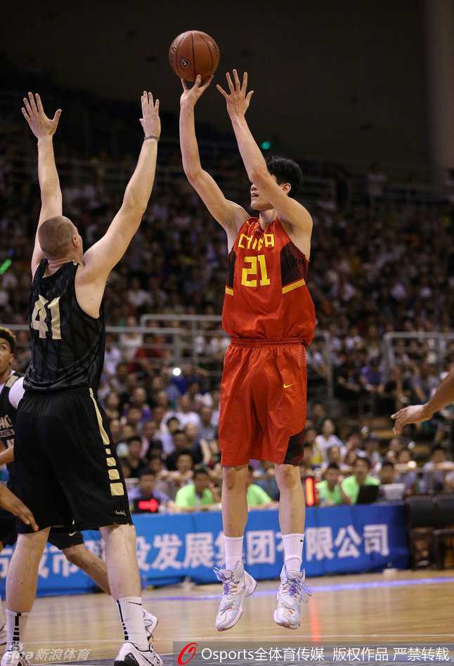 国奥双塔联袂发威,外线尖刀神准,重温中国男篮蓝领悍将的青春风暴 刘晓宇如闪电般摆脱防守,飞身跃起上篮,在空中对抗后依然保持身体平衡,将球稳稳送入篮筐,用个人能力撕开对手铁桶阵。