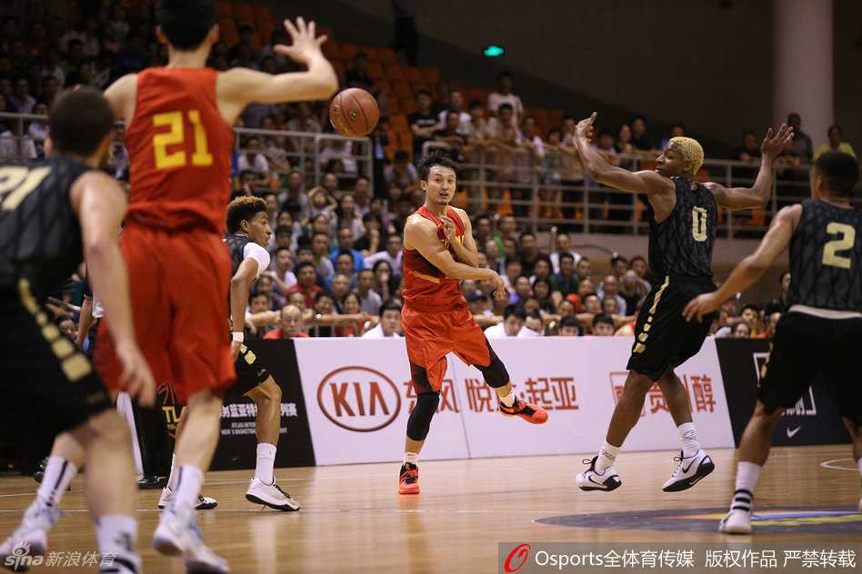 国奥双塔联袂发威,外线尖刀神准,重温中国男篮蓝领悍将的青春风暴 场上形势焦灼,刘晓宇在进攻受阻后无奈地直挠头,但从他的眼神中看不到丝毫气馁,而是在积极寻找破解防守的良策。