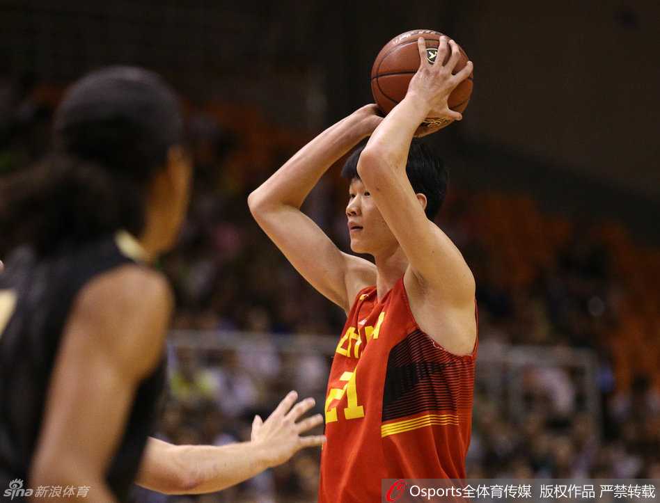 国奥双塔联袂发威,外线尖刀神准,重温中国男篮蓝领悍将的青春风暴 外线冷血杀手李京龙,在对手扑防之前快速出手,眼神中透露着无比的坚定,篮球空心入网,这是他本场命中的又一记关键三分。