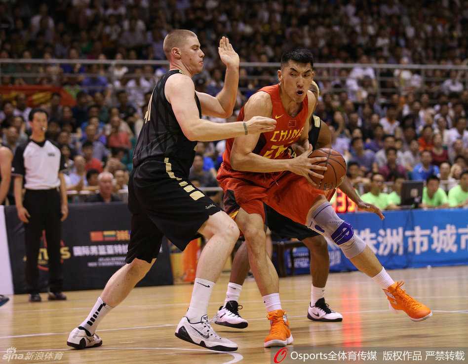 国奥双塔联袂发威,外线尖刀神准,重温中国男篮蓝领悍将的青春风暴 禁区巨塔的怒吼,陶汉林在对手头顶摘得篮板,以雷霆万钧之势完成双手暴扣,篮架仿佛都在颤抖,尽显‘小鲨鱼’在禁区的残暴统治力。