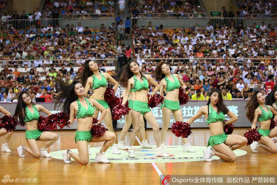 这位宝贝扎着清爽马尾，回眸一笑的瞬间被镜头捕捉，健康的小麦色肌肤与灵动眼神相映成趣，展现了运动场边的别样甜美风情。