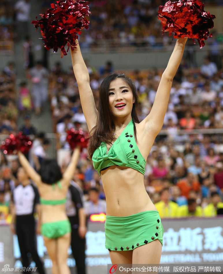 动感舞姿定格瞬间，宝贝们动作整齐划一，充满力量感与节奏韵律，闪烁的赛场灯光映衬出她们青春自信的风采。