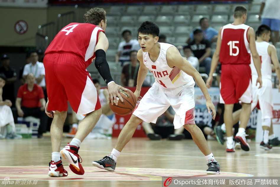 刘晓宇如猎豹般紧贴对手，张开双臂全力干扰，眼神中透出必胜的决心