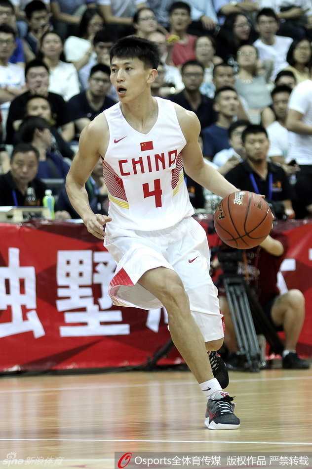 陶汉林在人群中高高跃起将球放进篮筐，落地后握拳怒吼，霸气庆祝得分