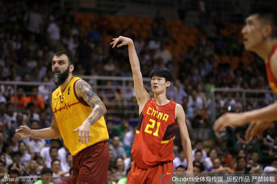 国奥男篮夏训纪实:汗水中打磨技艺,传承中凝聚力量 外线球员崔晋铭面对防守,压低重心突然启动,用一次坚决而快速的突破撕开防线,正持球冲向篮下。