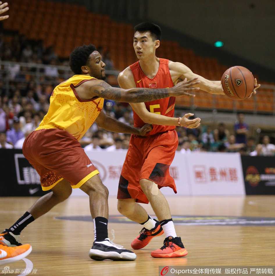 国奥男篮夏训纪实:汗水中打磨技艺,传承中凝聚力量 训练间隙,胡金秋与队友聚在一起,一边擦汗一边用手比划着,认真地交流着刚才的战术跑位和防守心得。