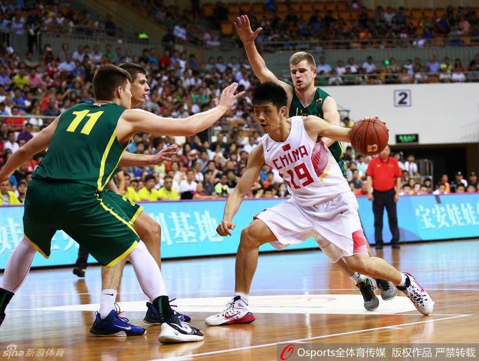 鞠明欣弯下腰，沉稳地运球推进，他的目光扫视全场，犹如一位战场上的指挥官，寻找着那稍纵即逝的进攻良机。