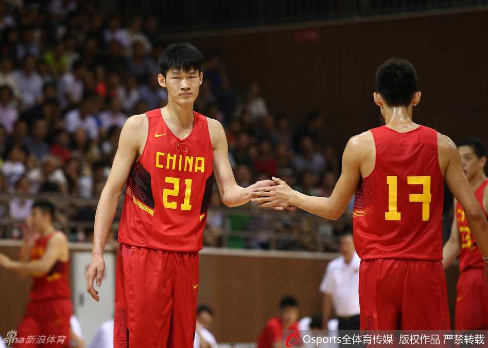 国奥男篮热血志:胡金秋镇守内线,李京龙原帅外围发炮 胡金秋在对手的围堵下奋力跃起,单臂高高扬起,强硬摘下进攻篮板,眼神中满是对胜利的渴望。