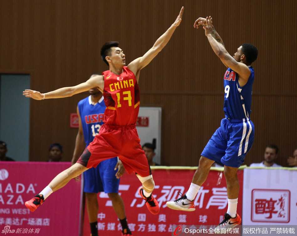 国奥男篮热血志:胡金秋镇守内线,李京龙原帅外围发炮 中国国奥男篮的队员们肩并肩坐在场边,目光紧紧跟随着场上局势,神情专注,随时准备为队友加油助威。