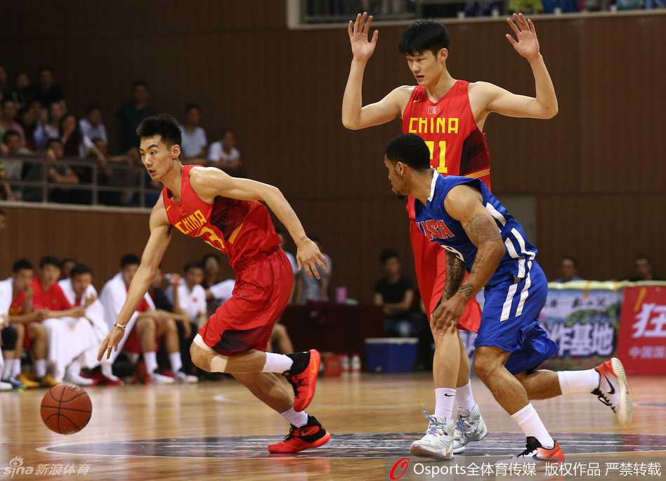 国奥男篮热血志:胡金秋镇守内线,李京龙原帅外围发炮 崔晋铭张开双臂,重心压低,眼神专注地死死盯住对手,用坚韧的防守封堵住对方的突破路线。