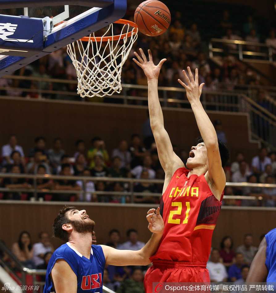 国奥男篮热血志:胡金秋镇守内线,李京龙原帅外围发炮 王汝恒发动快速反击,他运球疾速推进,观察着队友的跑位,准备送出致命一传。
