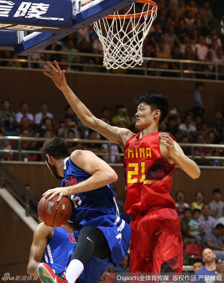 国奥男篮热血志:胡金秋镇守内线,李京龙原帅外围发炮 李京龙在三分线外高高跃起,出手瞬间手腕轻柔拨球,皮球划出一道美丽的弧线直奔篮筐。