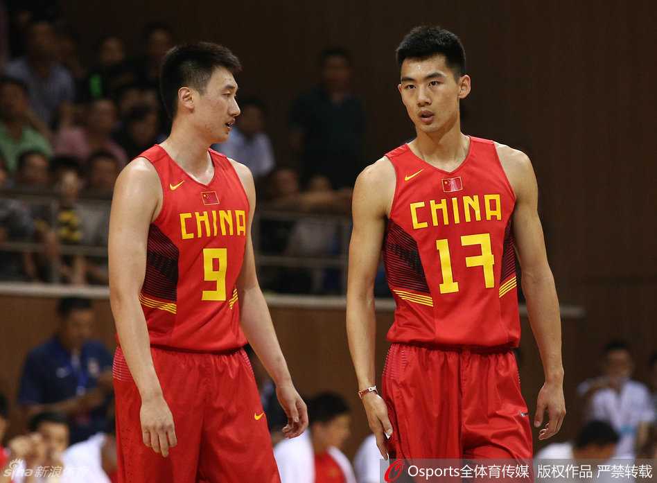 国奥男篮热血志:胡金秋镇守内线,李京龙原帅外围发炮 沈梓捷在三秒区接到皮球,顺势起身准备扣篮,修长的臂展让他在篮下显得极具统治力。