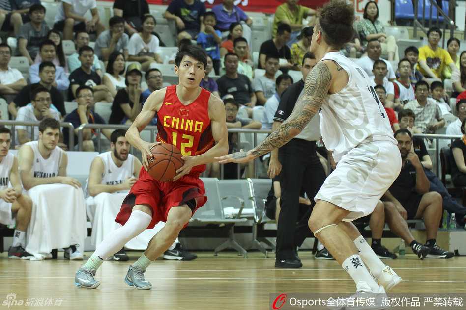 原帅在三分线外手起刀落，篮球空心入网，这是他本场投进的第八个三分球，但落后的比分让他脸上没有丝毫喜悦，只有抓紧回防的急切。