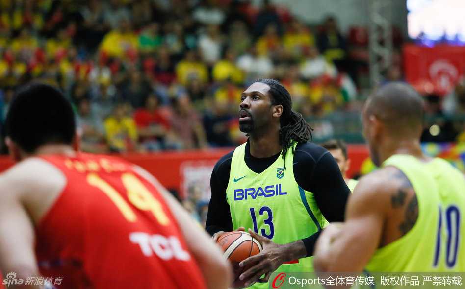 圣保罗的淬火:再看里约奥运前夜,男篮众将的奋力一搏 王哲林在长人如林的巴西内线奋力卡位,得球后的他双手紧握篮球,犹如握住了撬动强敌的支点,准备发起强有力的攻击。