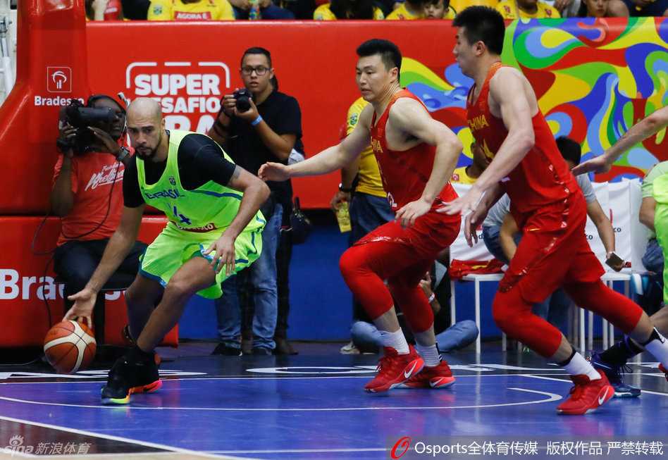 圣保罗的淬火:再看里约奥运前夜,男篮众将的奋力一搏 李慕豪无视NBA级别内线的防守,高高跃起试图完成终结,这一刻身高不再是唯一优势,勇气才是他挑战苍穹的阶梯。