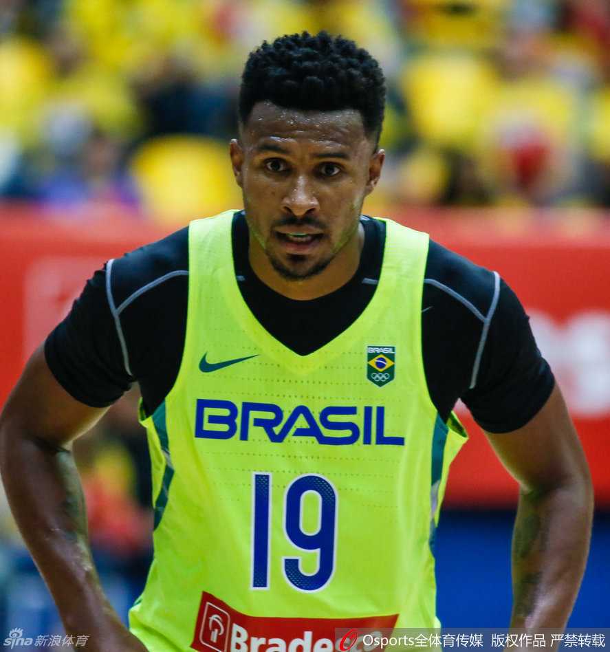 圣保罗的淬火:再看里约奥运前夜,男篮众将的奋力一搏 翟晓川如同猎豹般紧贴防守巴西老将巴博萨,眼神中满是专注与无畏,年轻的速度与经验的老道在这一刻直接对位碰撞。